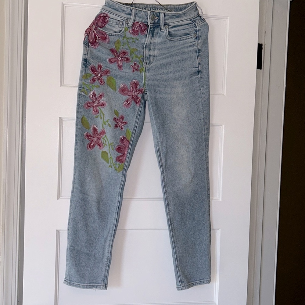 American Eagle hand painted Jean. Mom straight jeans. Size 00 short.